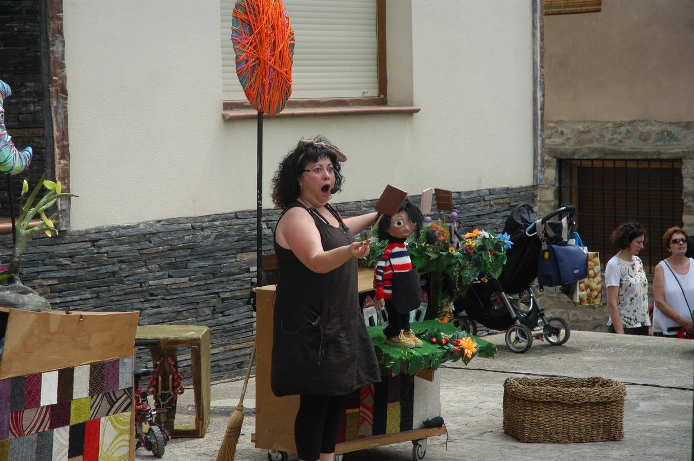 Teatro y música llenan las calles de Enciso