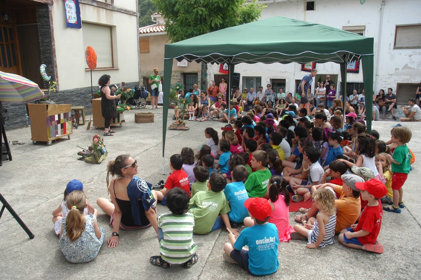Teatro y música llenan las calles de Enciso