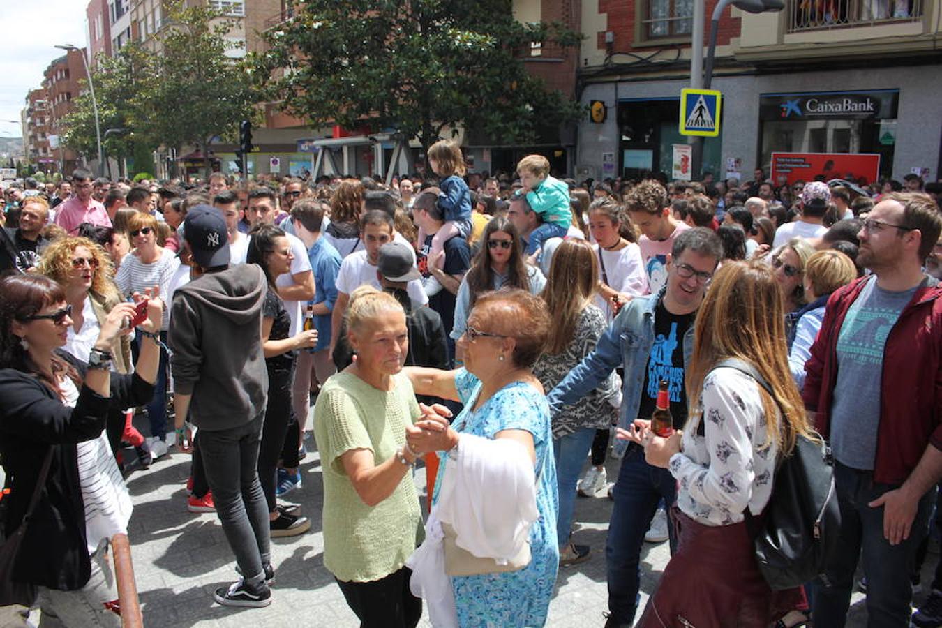 El Fárdelej anima el ambiente