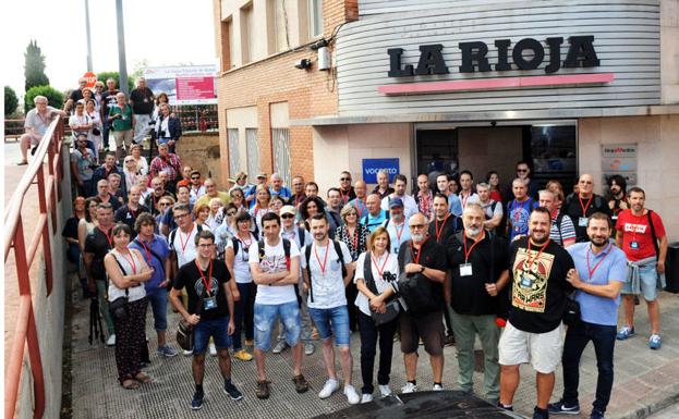 Imagen de los amantes de la fotografía y el vino que participan en la séptima edición del Rally Fotográfico del Vino. 