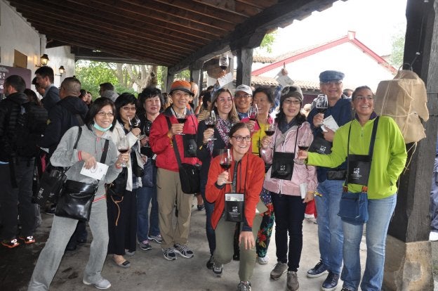 Un grupo de turistas extranjeros disfruta en la pasada edición Cata del Barrio de la Estación que se celebró en septiembre de 2017. :: 