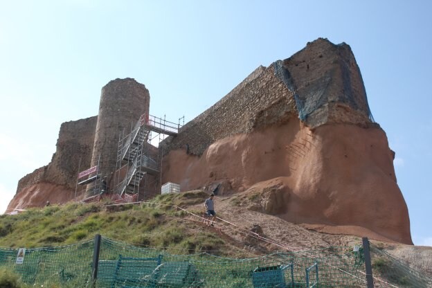 La recuperación ha consolidado la base del castillo milenario con proyección de hormigón, que quedará cubierta próximamente por un muro verde. :: E.P.
