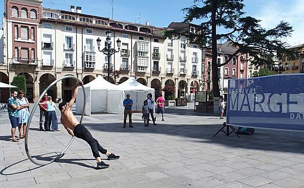 Exhibición artística en la Plaza del Mercado. 