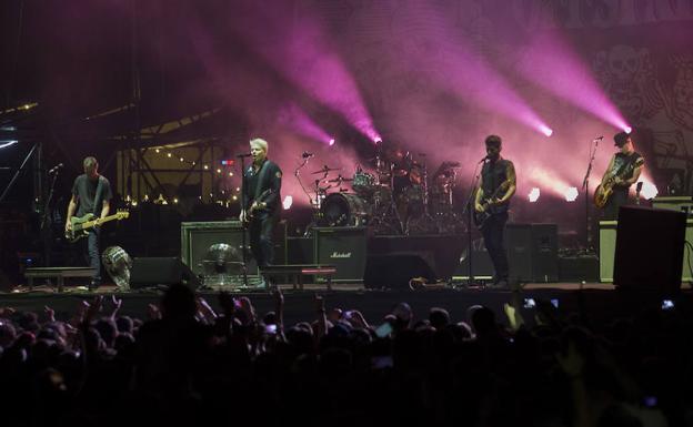 Un momento de la actuación de la banda The Offspring. 