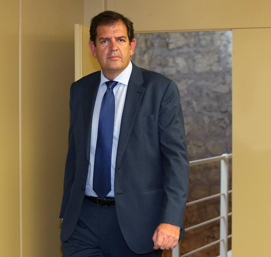El consejero de Agricultura Íñigo Nagore ha comparecido en la Comisión correspondiente del Parlamento de La Rioja para informar sobre la polémica que se ha suscitado por el reparto de las nuevas plantaciones de viñedo