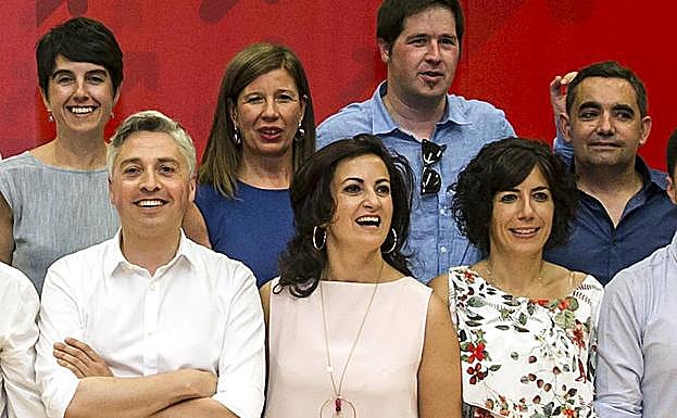 Laura Rivado, primera por la derecha, junto a compañeros de partido tras la celebración del Congreso regional del PSOE. 