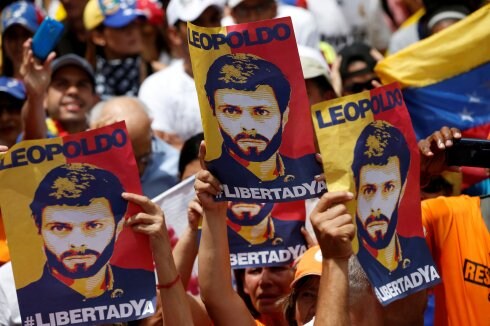 Manifestantes
antichavistas, en
una reciente
marcha a favor de
la libertad para
Leopoldo López,
que tras ser
excarcelado
ayer volvió a
prisión. :: reuters