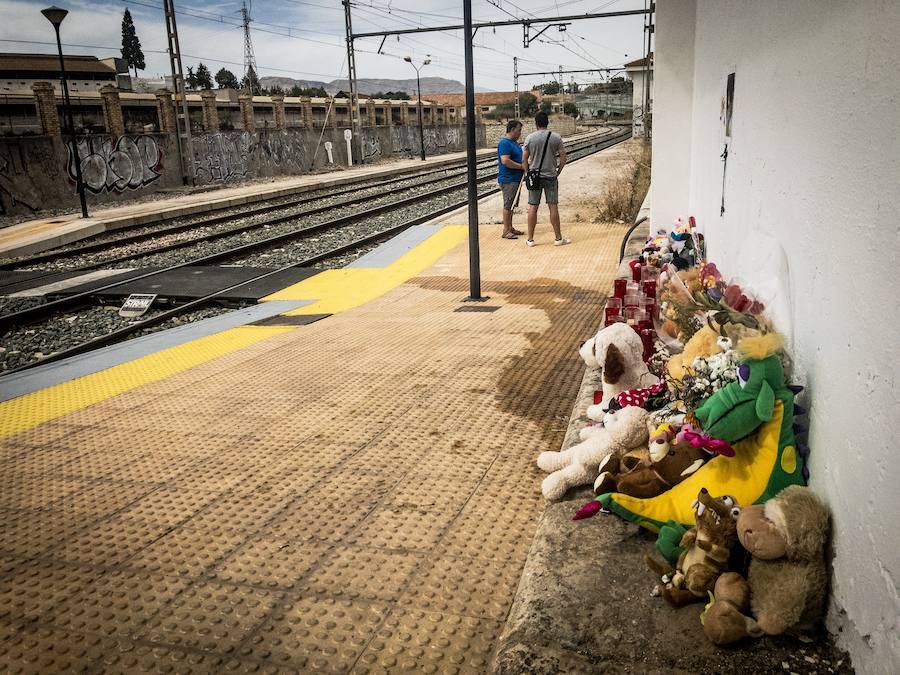 Los vecinos de la localidad malagueña siguen sin creer el caso de la pequeña tras conocer que una cámara de seguridad registró a la niña caminando sola sobre las vías del tren.