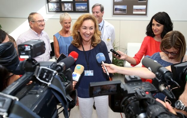 La consejera de Salud atiende a los medios, ayer, antes de la reunión sobre la tarjeta AA. :: juan marín
