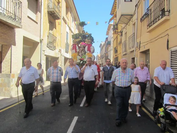 La imagen de San Esteban procesiona por la calle Mayor de Murillo en unas andas engalanadas con roscas.