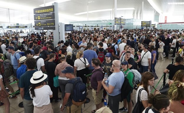 Aglomeraciones para pasar el control de seguridad en El Prat. :: efe