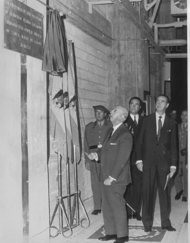 inauguración de la central, con Franco y López de Letona