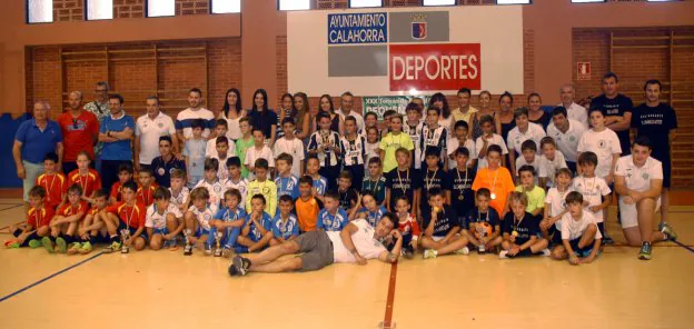 Finalistas, organizadores, autoridades y reinas de las peñas, ayer en la entrega de trofeos del torneo Pequeñín de fútbol sala. :: s.s.j.
