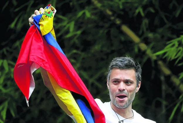 Leopoldo López se aferró a la bandera venezolana cuando fue excarcelado en julio. :: reuters
