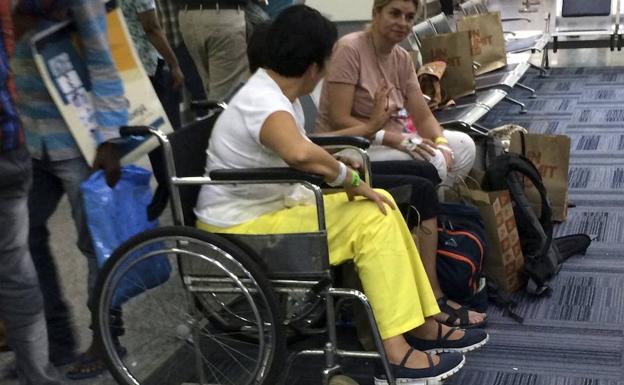 Una superviviente aguarda en una silla de ruedas en un hospital en Bangalore.