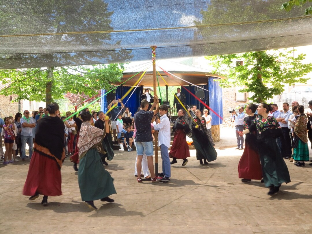 La localidad camerana ha recuperado danzas antiguas en estas fiestas de San Mamés