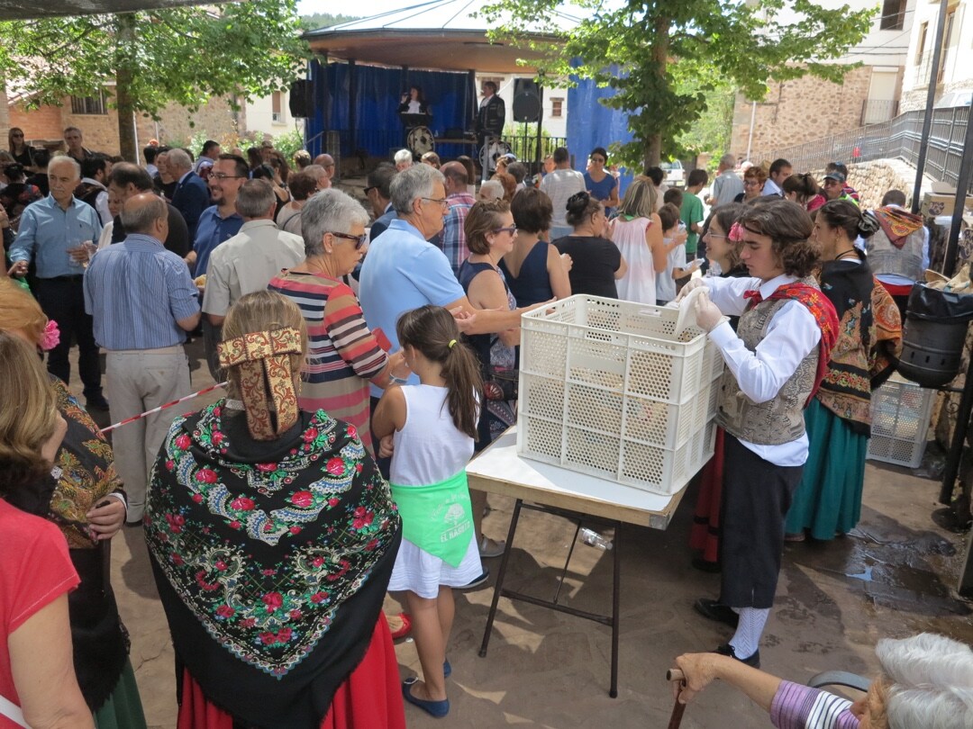 La localidad camerana ha recuperado danzas antiguas en estas fiestas de San Mamés