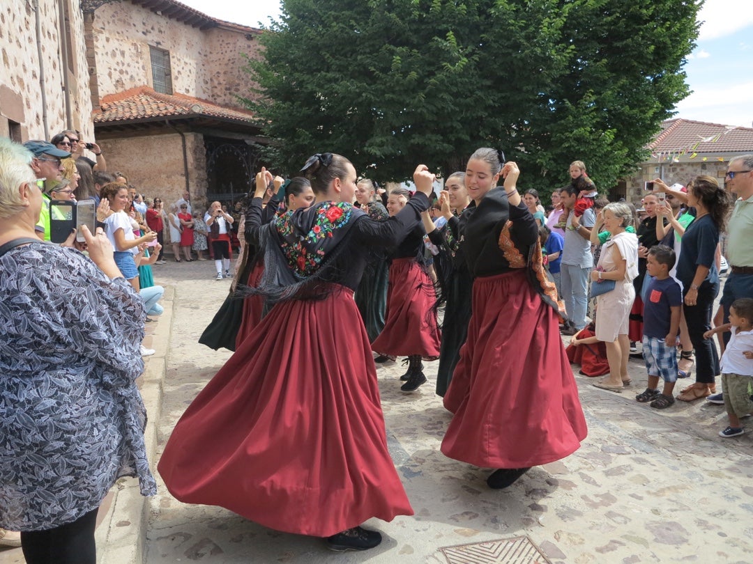 La localidad camerana ha recuperado danzas antiguas en estas fiestas de San Mamés