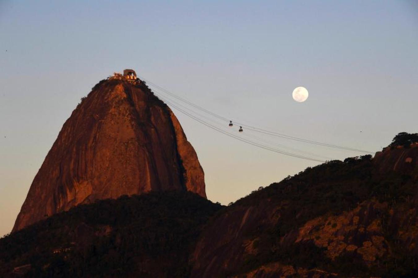 Vista de la luna llena en Rio de Janeiro.