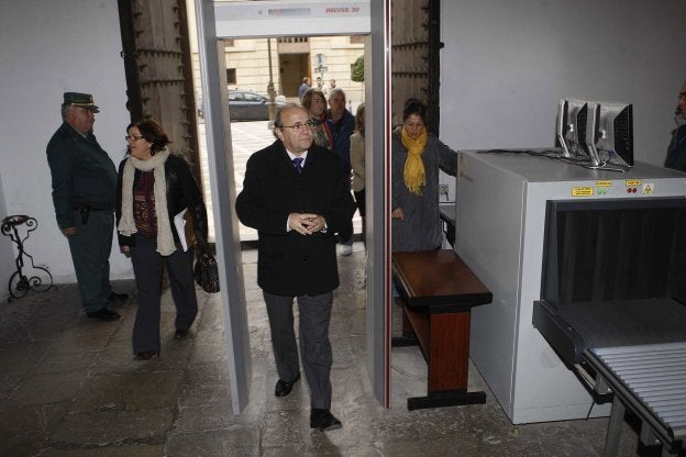 José Luis del Ojo accede a la Audiencia Provincial de Granada en noviembre del 2010 para ser juzgado por prevaricación. :: gonzález molero