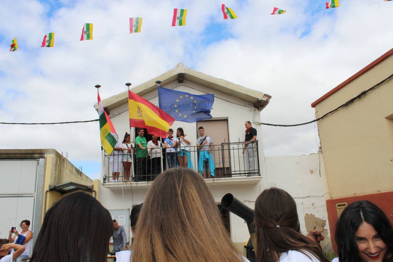 Una representación de los quintos del 99 fue la encargada de leer el pregón minutos antes del lanzamiento que sumergió al municipio en seis días llenos de actos