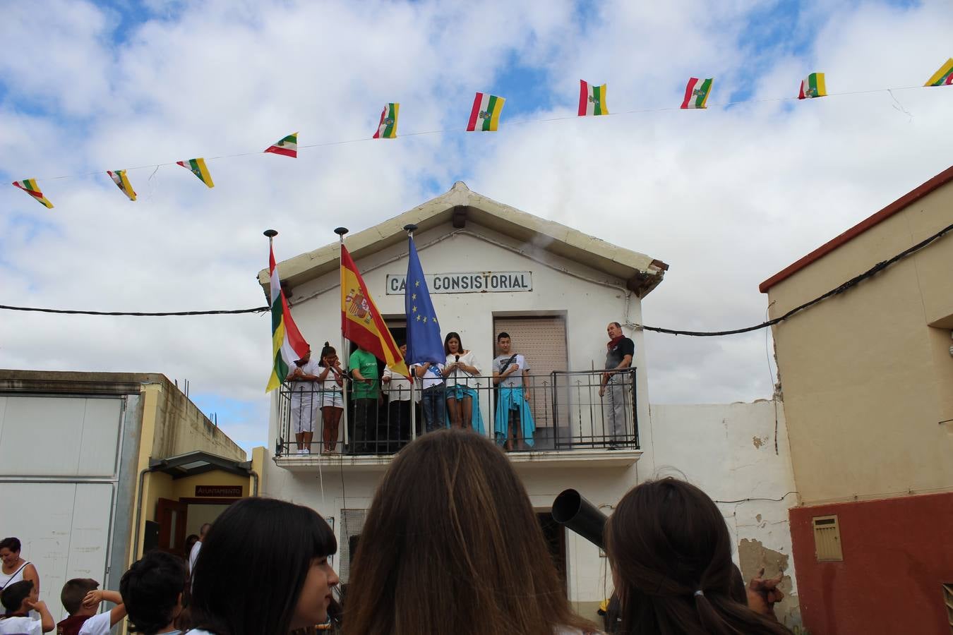 Una representación de los quintos del 99 fue la encargada de leer el pregón minutos antes del lanzamiento que sumergió al municipio en seis días llenos de actos