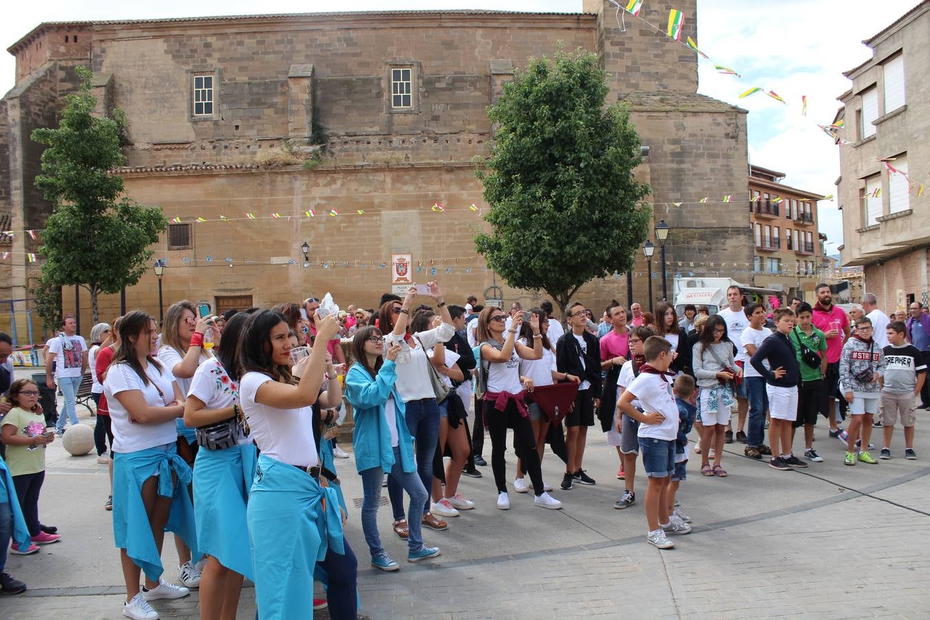 Una representación de los quintos del 99 fue la encargada de leer el pregón minutos antes del lanzamiento que sumergió al municipio en seis días llenos de actos