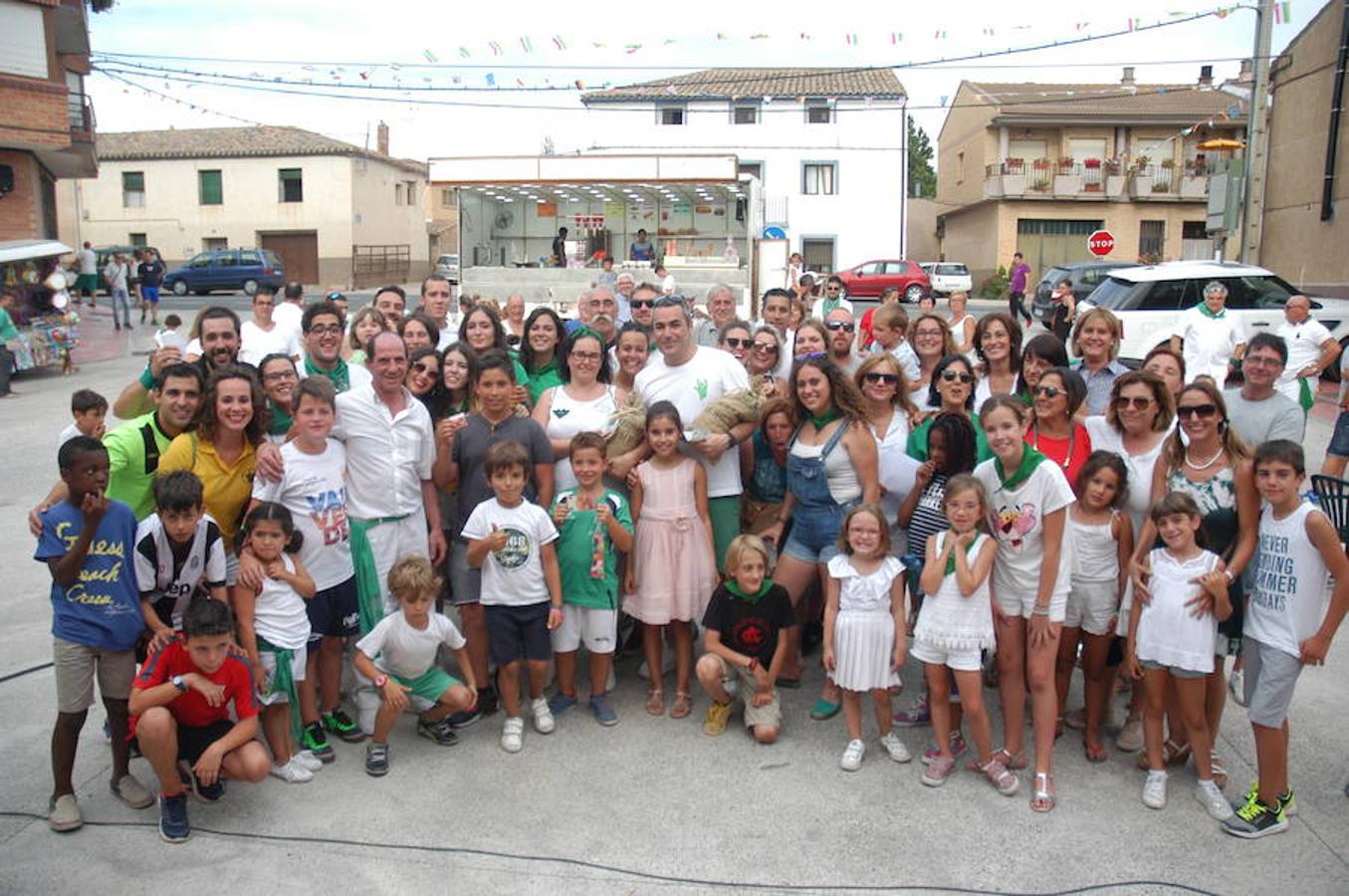 La localidad riojana de Valverde cerró sus fiestas patronales el pasado lunes con dos grandes ceremonias. De una parte la celebración de la tradicional procesión y el divertido torneo del lanzamiento de almendra.