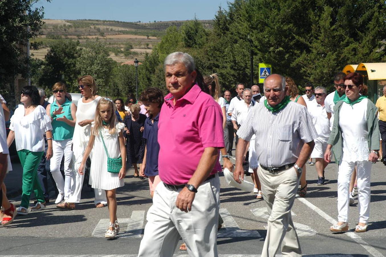 La localidad riojana de Valverde cerró sus fiestas patronales el pasado lunes con dos grandes ceremonias. De una parte la celebración de la tradicional procesión y el divertido torneo del lanzamiento de almendra.