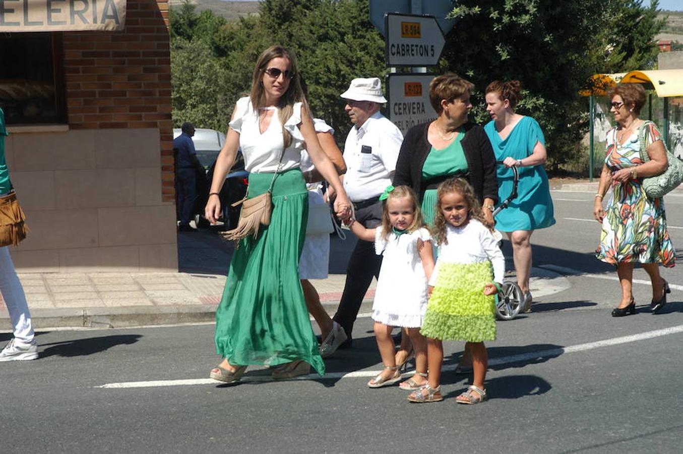 La localidad riojana de Valverde cerró sus fiestas patronales el pasado lunes con dos grandes ceremonias. De una parte la celebración de la tradicional procesión y el divertido torneo del lanzamiento de almendra.