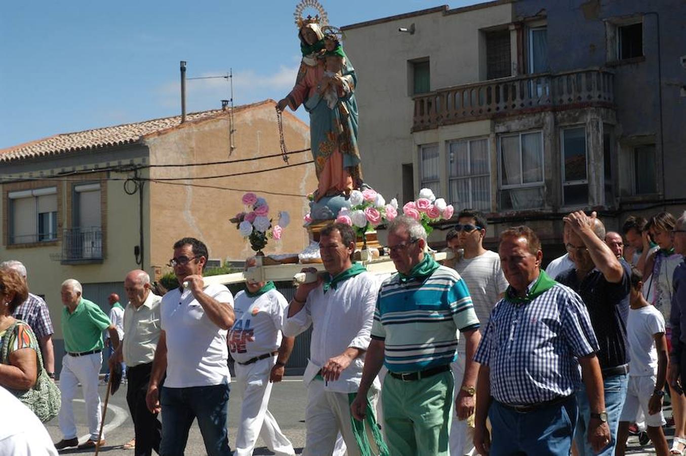 La localidad riojana de Valverde cerró sus fiestas patronales el pasado lunes con dos grandes ceremonias. De una parte la celebración de la tradicional procesión y el divertido torneo del lanzamiento de almendra.