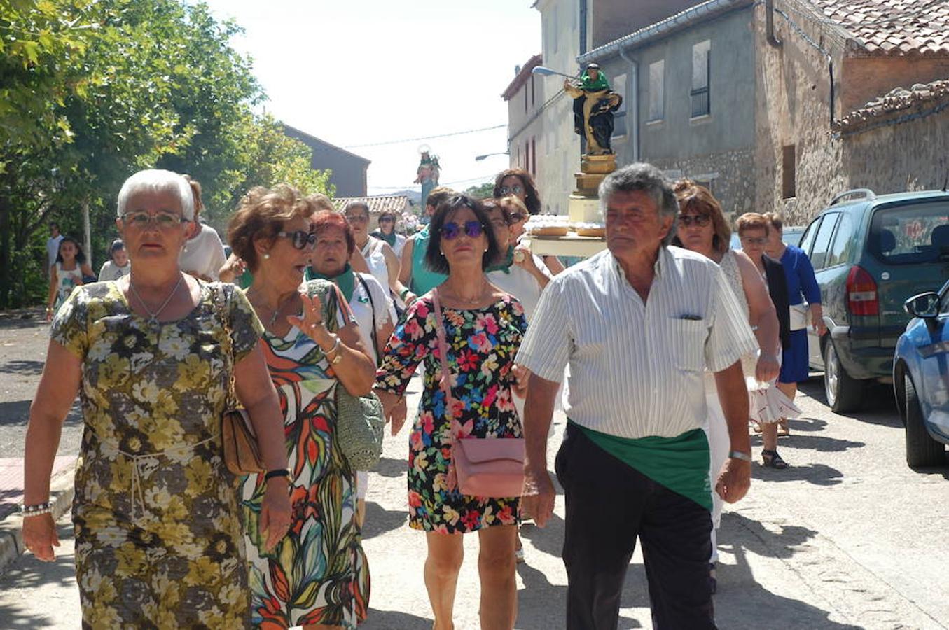 La localidad riojana de Valverde cerró sus fiestas patronales el pasado lunes con dos grandes ceremonias. De una parte la celebración de la tradicional procesión y el divertido torneo del lanzamiento de almendra.