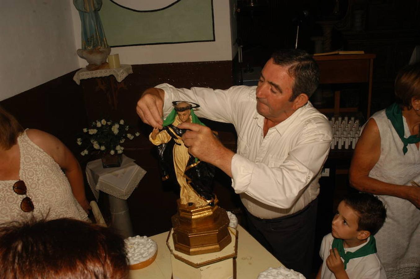 La localidad riojana de Valverde cerró sus fiestas patronales el pasado lunes con dos grandes ceremonias. De una parte la celebración de la tradicional procesión y el divertido torneo del lanzamiento de almendra.