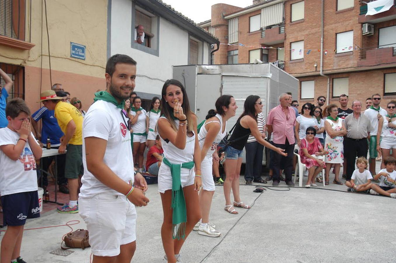 La localidad riojana de Valverde cerró sus fiestas patronales el pasado lunes con dos grandes ceremonias. De una parte la celebración de la tradicional procesión y el divertido torneo del lanzamiento de almendra.