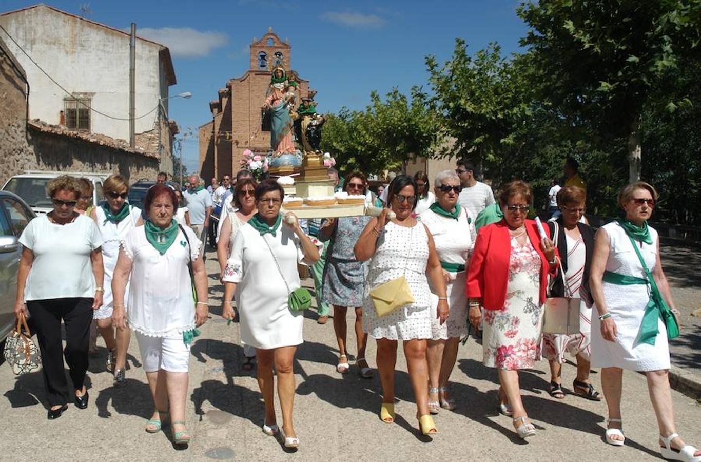 La localidad riojana de Valverde cerró sus fiestas patronales el pasado lunes con dos grandes ceremonias. De una parte la celebración de la tradicional procesión y el divertido torneo del lanzamiento de almendra.