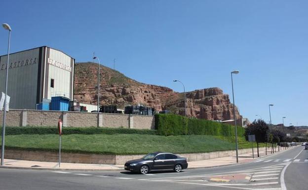 Las obras de ampliación de la zona de carga y descarga se extenderán sobre el actual terraplén verde.