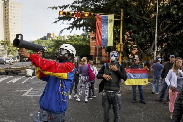 Un grupo de personas participa en una manifestación contra la destitución de varios alcaldes, ayer en las calles de Caracas. :: M. Gutiérrez / efe