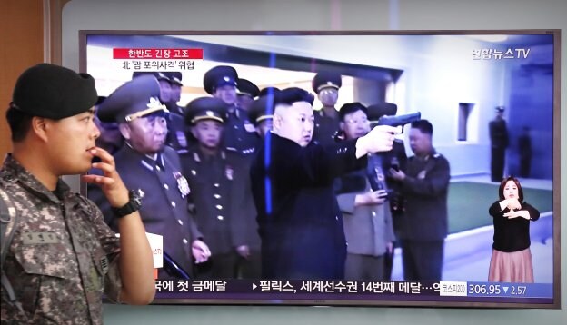 Surcoreanos observan desde una estación en Seúl la retransmisión de un informativo en el que se habla sobre Corea del Norte. :: J. HEON-KYUN / efe