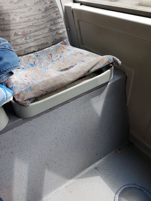 La Guindilla: asientos estropeados en el autobús
