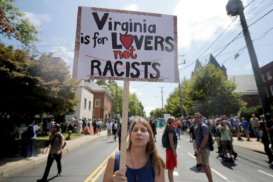 Violentas refriegas se registraron este sábado entre militantes antirracistas y grupúsculos de la extrema derecha estadounidense reunidos en Charlottesville, en Virginia, obligando al gobernador del Estado a declarar el estado de emergencia y a la policía a prohibir la manifestación.