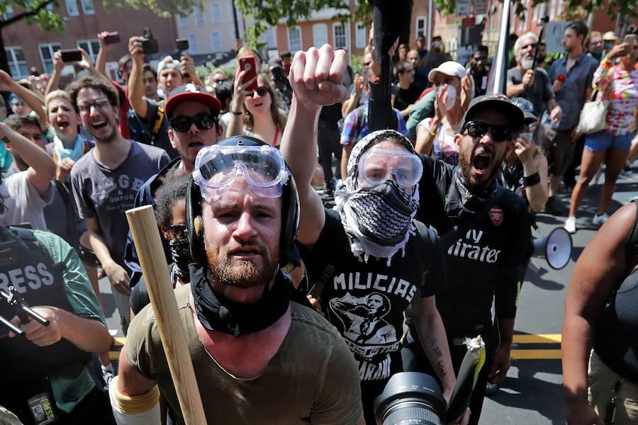 Violentas refriegas se registraron este sábado entre militantes antirracistas y grupúsculos de la extrema derecha estadounidense reunidos en Charlottesville, en Virginia, obligando al gobernador del Estado a declarar el estado de emergencia y a la policía a prohibir la manifestación.