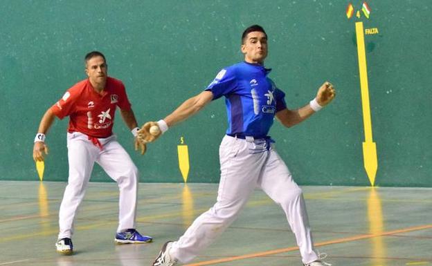 Víctor golpea con el brazo extendido en presencia de Olaizola II. 