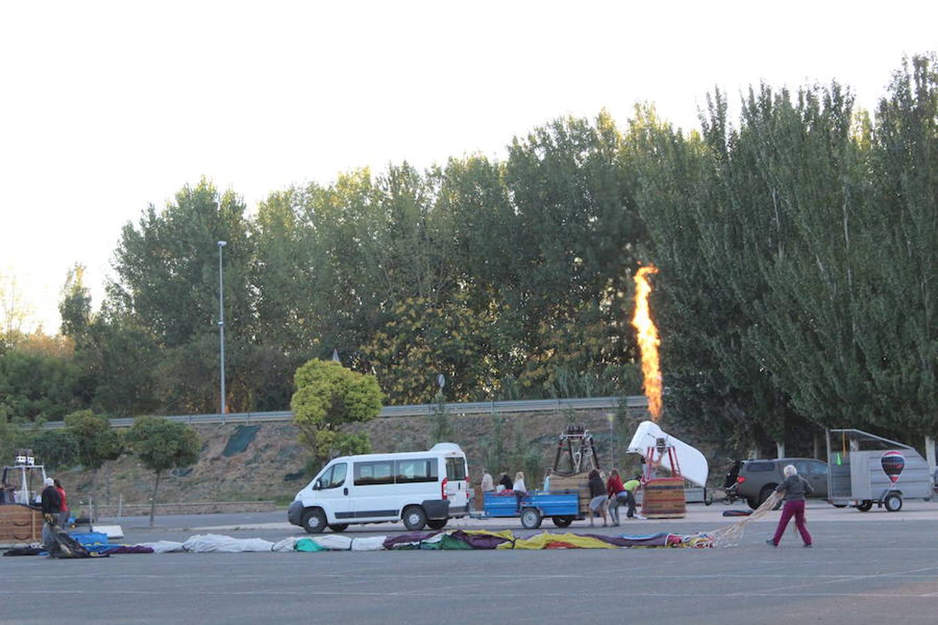 Espectaculares imágenes de la primera jornada de la regata de globos aerostáticos que ha arrancado en Calahorra. El transporte, el inflado y el despegue de estas gigantes pompas de aire caliente congregó a multitud de curiosos y valientes para subir a la cesta y echar a volar