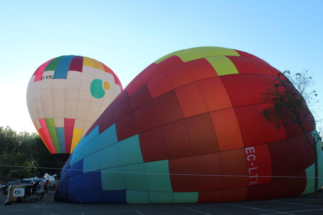 Espectaculares imágenes de la primera jornada de la regata de globos aerostáticos que ha arrancado en Calahorra. El transporte, el inflado y el despegue de estas gigantes pompas de aire caliente congregó a multitud de curiosos y valientes para subir a la cesta y echar a volar