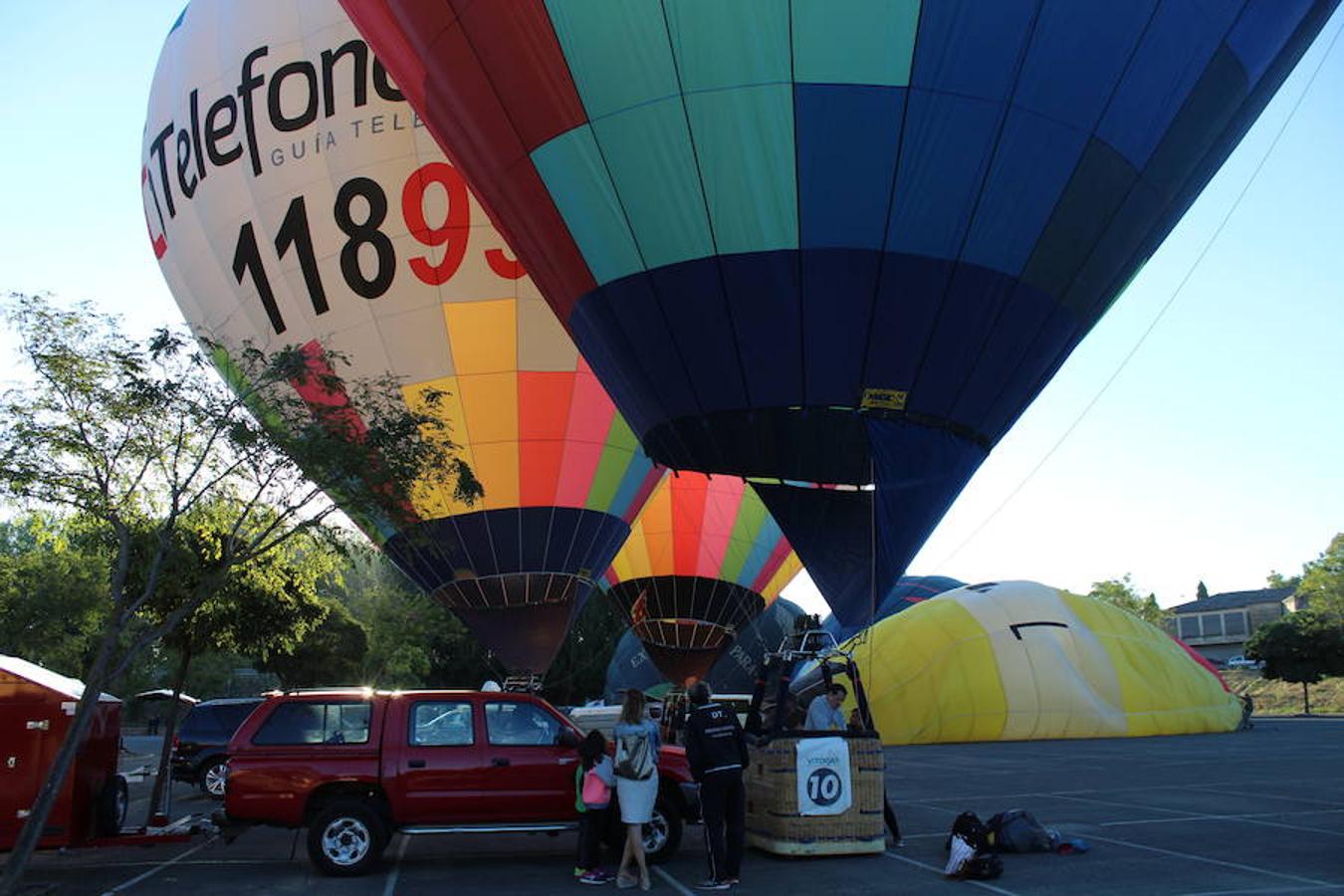 Espectaculares imágenes de la primera jornada de la regata de globos aerostáticos que ha arrancado en Calahorra. El transporte, el inflado y el despegue de estas gigantes pompas de aire caliente congregó a multitud de curiosos y valientes para subir a la cesta y echar a volar