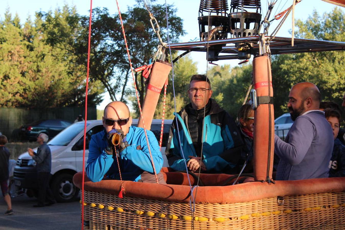 Espectaculares imágenes de la primera jornada de la regata de globos aerostáticos que ha arrancado en Calahorra. El transporte, el inflado y el despegue de estas gigantes pompas de aire caliente congregó a multitud de curiosos y valientes para subir a la cesta y echar a volar