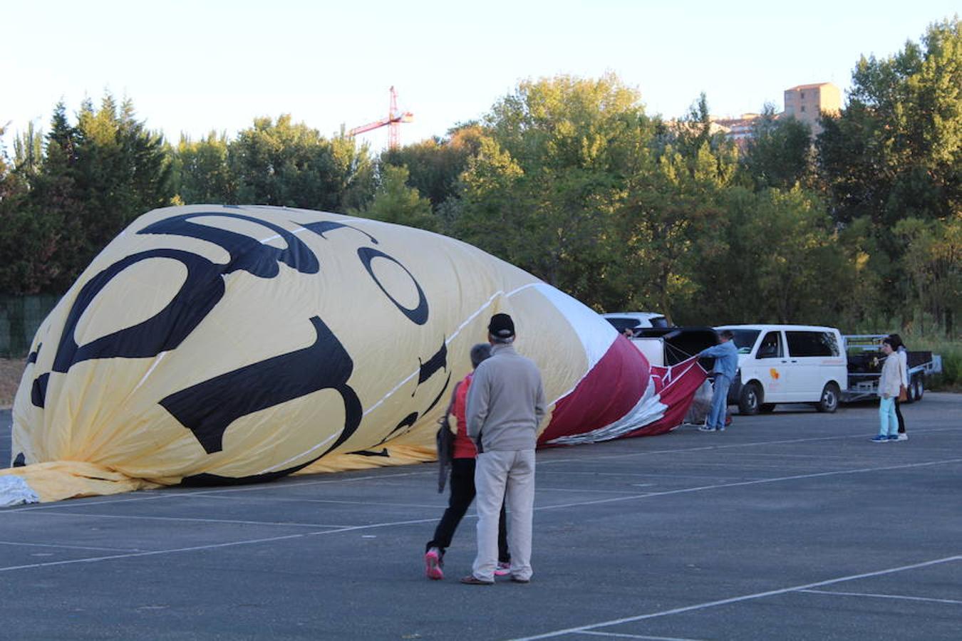 Espectaculares imágenes de la primera jornada de la regata de globos aerostáticos que ha arrancado en Calahorra. El transporte, el inflado y el despegue de estas gigantes pompas de aire caliente congregó a multitud de curiosos y valientes para subir a la cesta y echar a volar