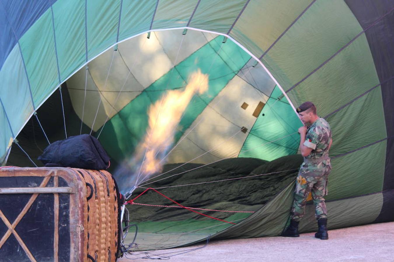 Espectaculares imágenes de la primera jornada de la regata de globos aerostáticos que ha arrancado en Calahorra. El transporte, el inflado y el despegue de estas gigantes pompas de aire caliente congregó a multitud de curiosos y valientes para subir a la cesta y echar a volar