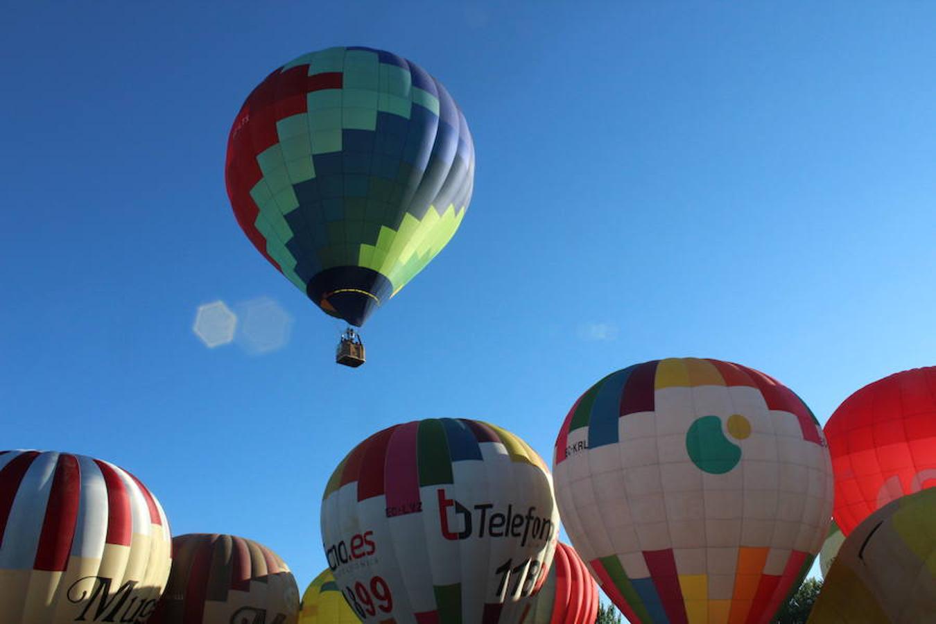 Espectaculares imágenes de la primera jornada de la regata de globos aerostáticos que ha arrancado en Calahorra. El transporte, el inflado y el despegue de estas gigantes pompas de aire caliente congregó a multitud de curiosos y valientes para subir a la cesta y echar a volar