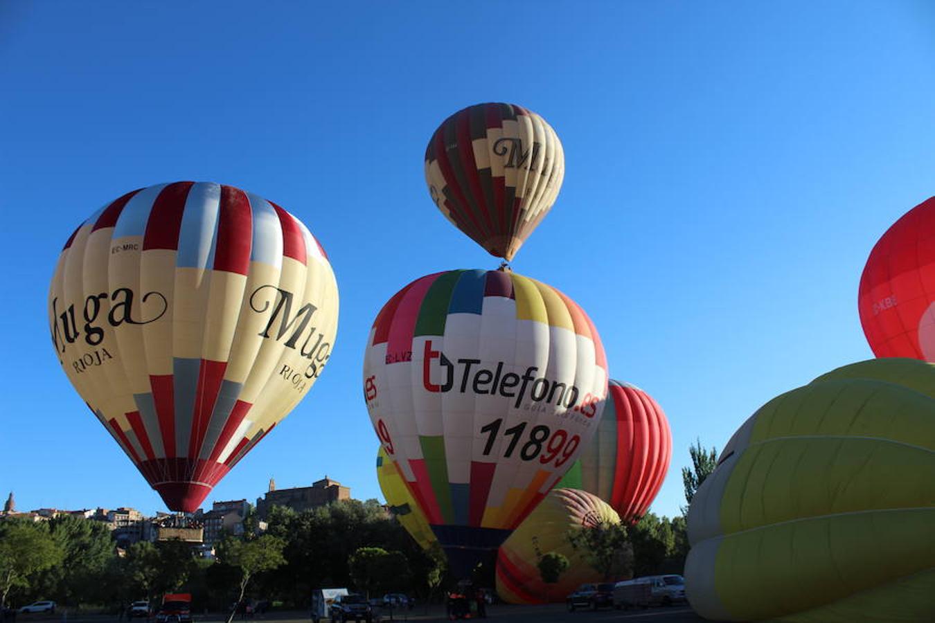 Espectaculares imágenes de la primera jornada de la regata de globos aerostáticos que ha arrancado en Calahorra. El transporte, el inflado y el despegue de estas gigantes pompas de aire caliente congregó a multitud de curiosos y valientes para subir a la cesta y echar a volar